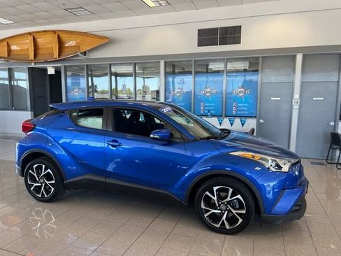 Used 2019 Toyota C-HR XLE FWD image 3