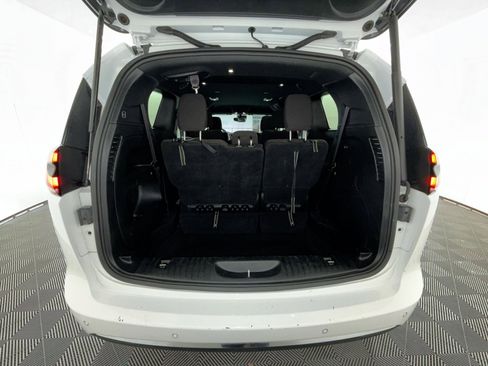 Used 2023 Chrysler Pacifica Touring FWD image 25