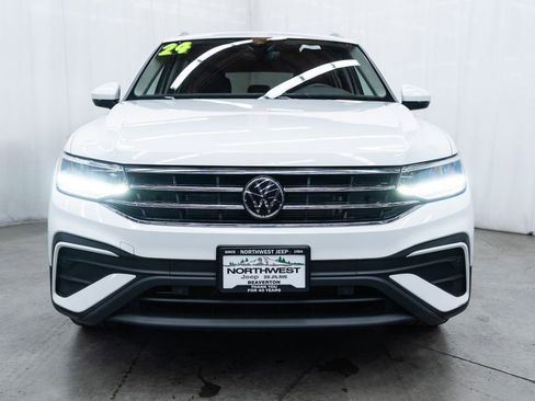 Used 2024 Volkswagen Tiguan SE image 2