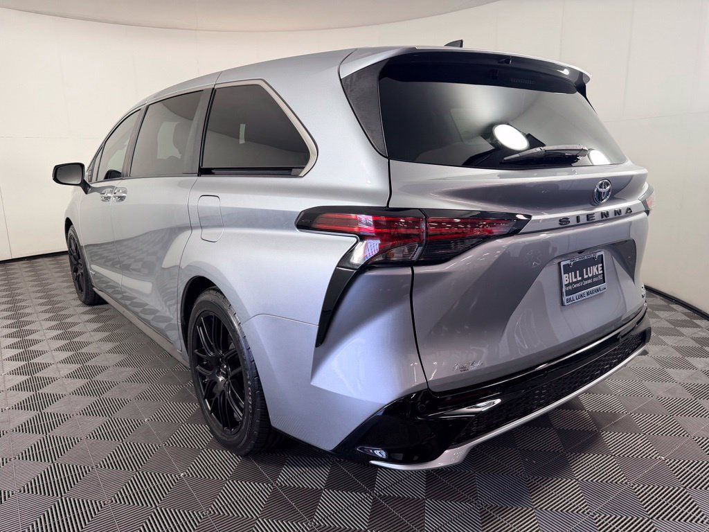 Used 2021 Toyota Sienna XSE FWD image 16