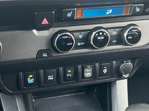 Used 2017 Toyota Tacoma TRD Sport image 26