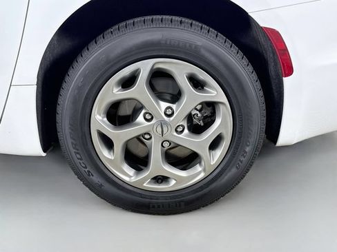 Used 2024 Chrysler Pacifica Limited AWD/4WD image 33