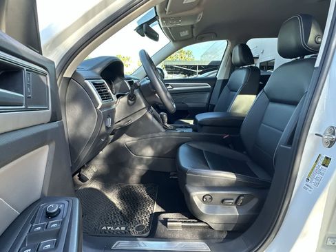 Used 2023 Volkswagen Atlas SE image 2