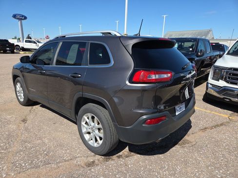 Used 2017 Jeep Cherokee Latitude FWD image 3