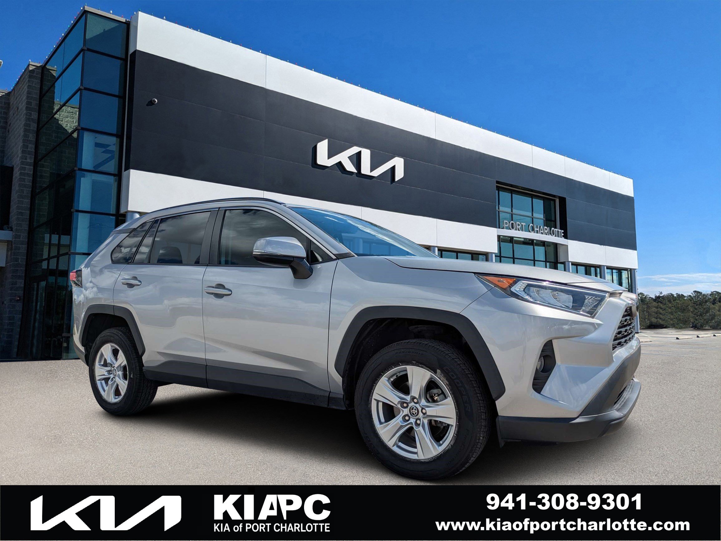 Used 2019 Toyota RAV4 XLE w/ Convenience Package FWD image 1