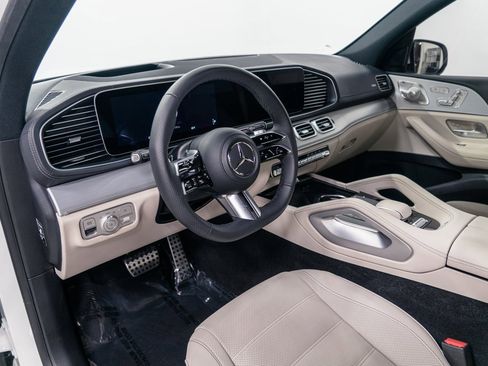 Used 2024 Mercedes-Benz GLS 450 4MATIC image 9