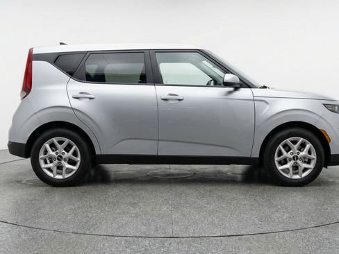 Used 2025 Kia Soul LX w/ LX Technology Package FWD image 11