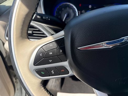 Used 2018 Chrysler Pacifica Limited FWD image 41
