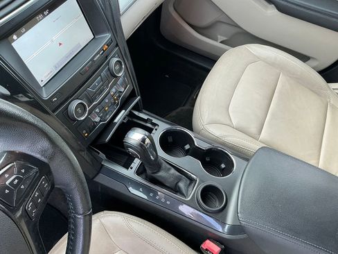 Used 2018 Ford Explorer XLT w/ Equipment Group 202A image 29