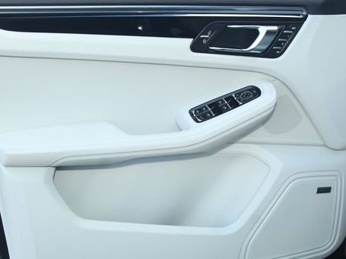 New 2026 Porsche Macan Base image 21