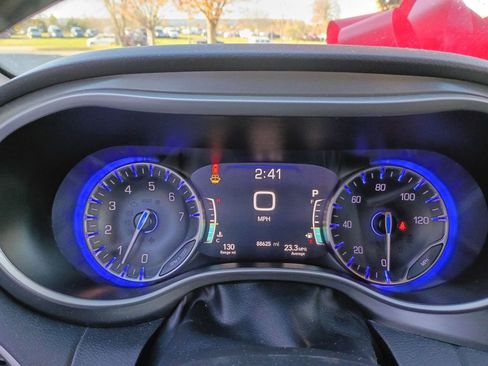 Used 2023 Chrysler Pacifica Touring-L image 15