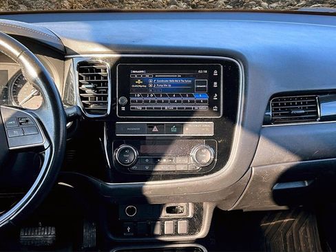 Used 2019 Mitsubishi Outlander SE image 6