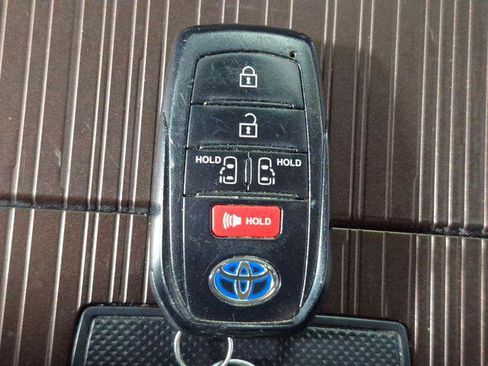 Certified 2023 Toyota Sienna LE FWD image 29