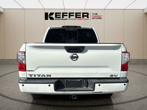 Used 2018 Nissan Titan SV w/ SV Convenience Package RWD image 4