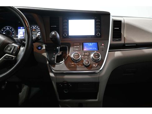 Used 2019 Toyota Sienna XLE FWD image 22