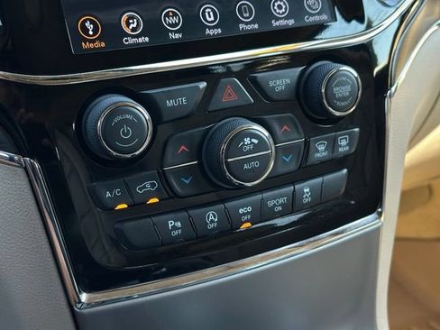 Used 2020 Jeep Grand Cherokee Overland AWD/4WD image 15
