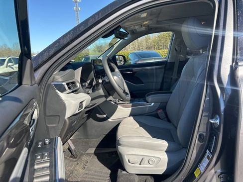 Used 2024 Toyota Highlander Platinum image 14