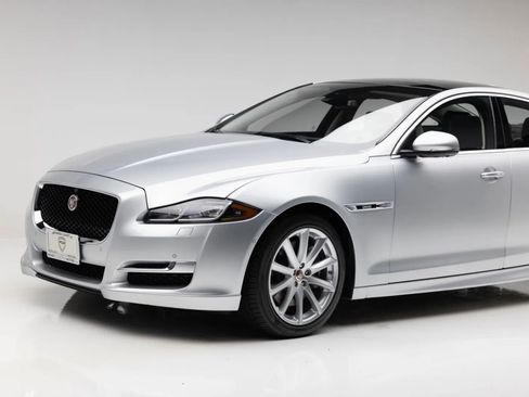 Used 2016 Jaguar XJ R-Sport RWD image 33
