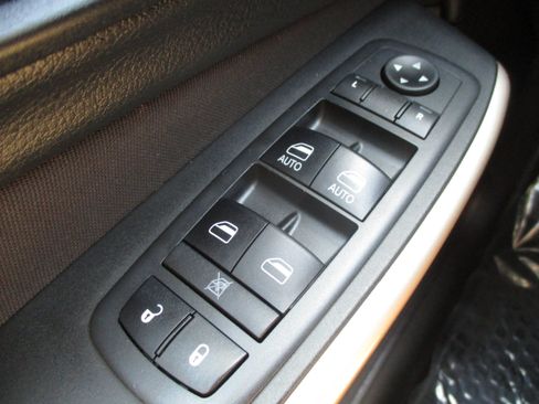 Used 2018 Jeep Cherokee Latitude FWD image 28