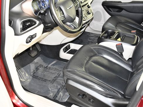 Used 2019 Chrysler Pacifica Touring-L FWD image 24