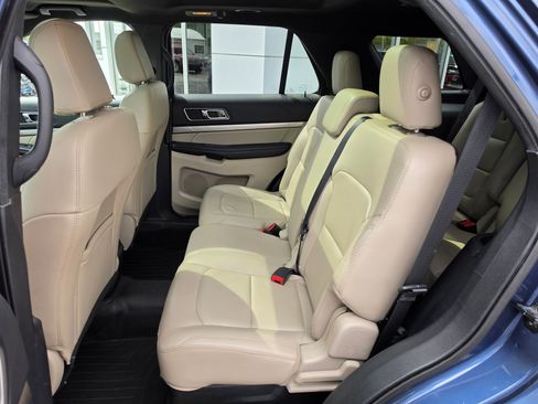 Used 2018 Ford Explorer XLT w/ Equipment Group 202A AWD/4WD image 12