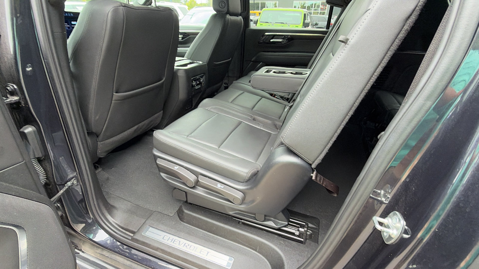 Used 2025 Chevrolet Suburban LT RWD image 24