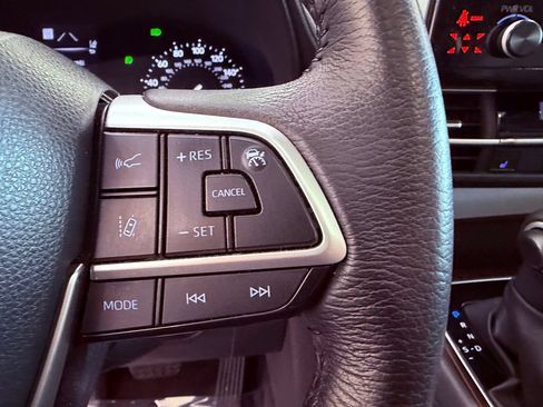 Used 2024 Toyota Sienna XLE FWD image 23