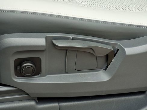 Used 2025 Land Rover Defender 90 S image 16