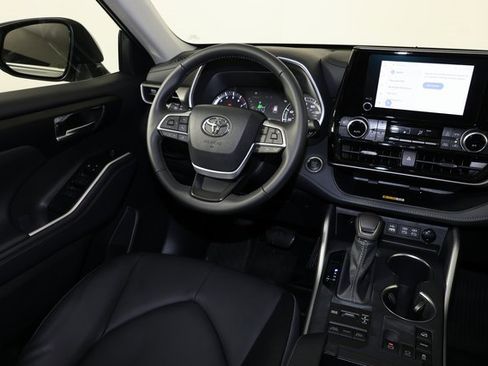Used 2025 Toyota Highlander LE image 9