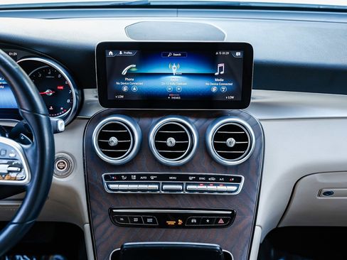 Used 2021 Mercedes-Benz GLC 300 4MATIC image 11