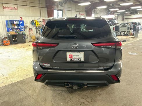 Used 2022 Toyota Highlander XLE AWD/4WD image 4