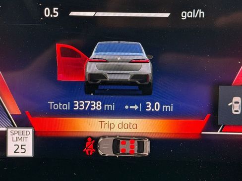 Used 2023 BMW 760i xDrive w/ Executive Package image 28