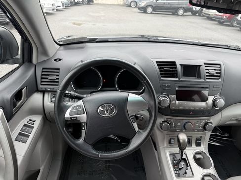 Used 2011 Toyota Highlander SE w/ Tow Pkg image 16