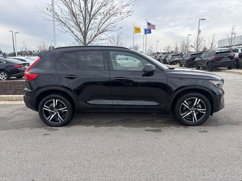 Used 2024 Volvo XC40 B5 Core image 3