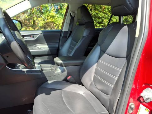 Used 2019 Toyota RAV4 XLE Premium FWD image 17