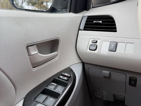 Used 2011 Toyota Sienna LE image 5