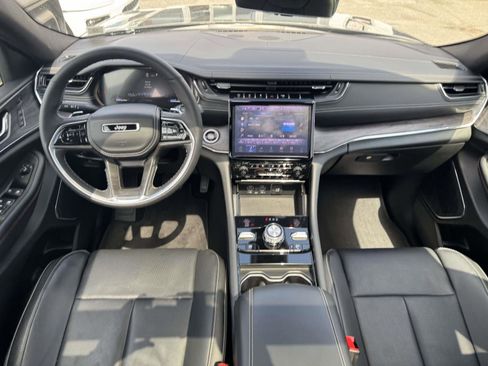 Used 2025 Jeep Grand Cherokee Overland w/ Luxury Tech Group IV AWD/4WD image 2