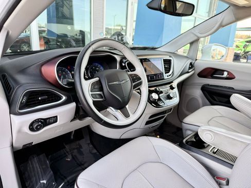Used 2020 Chrysler Pacifica Limited image 16