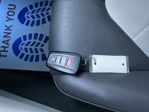 Used 2018 Toyota Camry XLE image 25