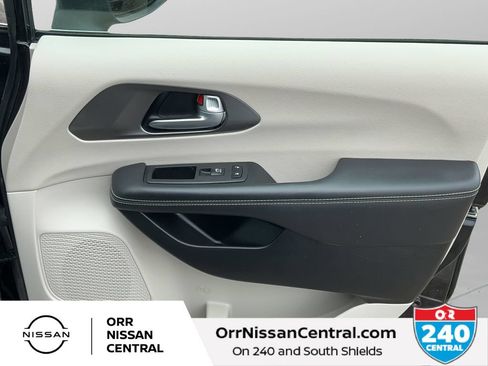 Used 2023 Chrysler Pacifica Touring-L FWD image 10