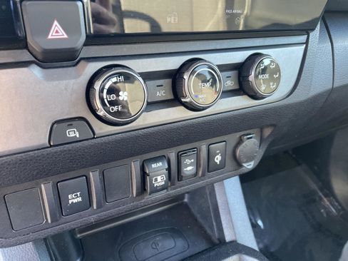 Used 2018 Toyota Tacoma TRD Off-Road image 18