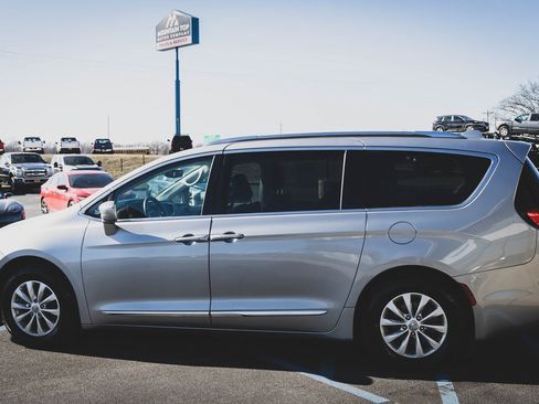 Used 2019 Chrysler Pacifica Touring-L image 6