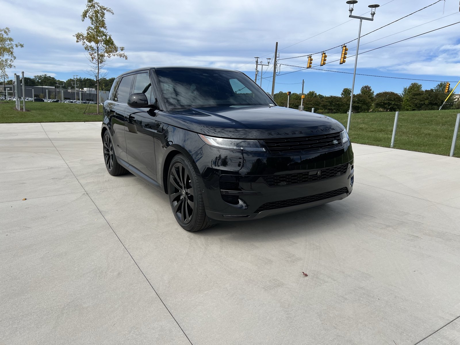 Used 2025 Land Rover Range Rover Sport SE AWD/4WD image 2