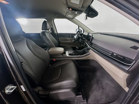 Used 2026 Kia Carnival FWD image 33