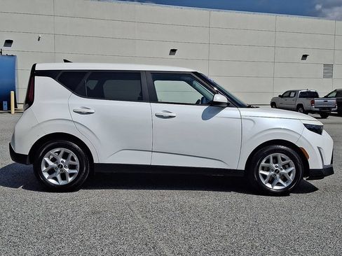 Used 2023 Kia Soul LX w/ Option Group 015 FWD image 10