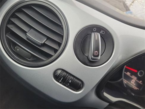 Used 2015 Volkswagen Beetle 1.8T Classic image 28