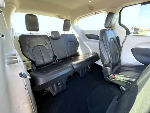Used 2023 Chrysler Pacifica Touring-L image 19