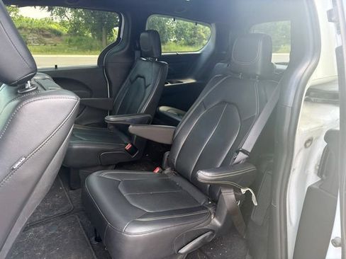 Used 2022 Chrysler Pacifica Touring-L w/ Uconnect Theater Family Group AWD/4WD image 10