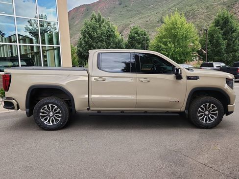 Used 2022 GMC Sierra 1500 AT4 w/ Technology Package AWD/4WD image 2