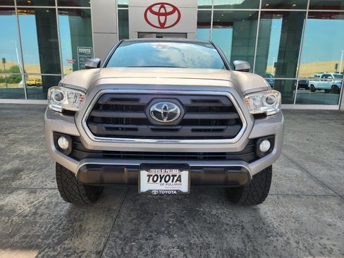 Used 2019 Toyota Tacoma SR5 AWD/4WD image 2